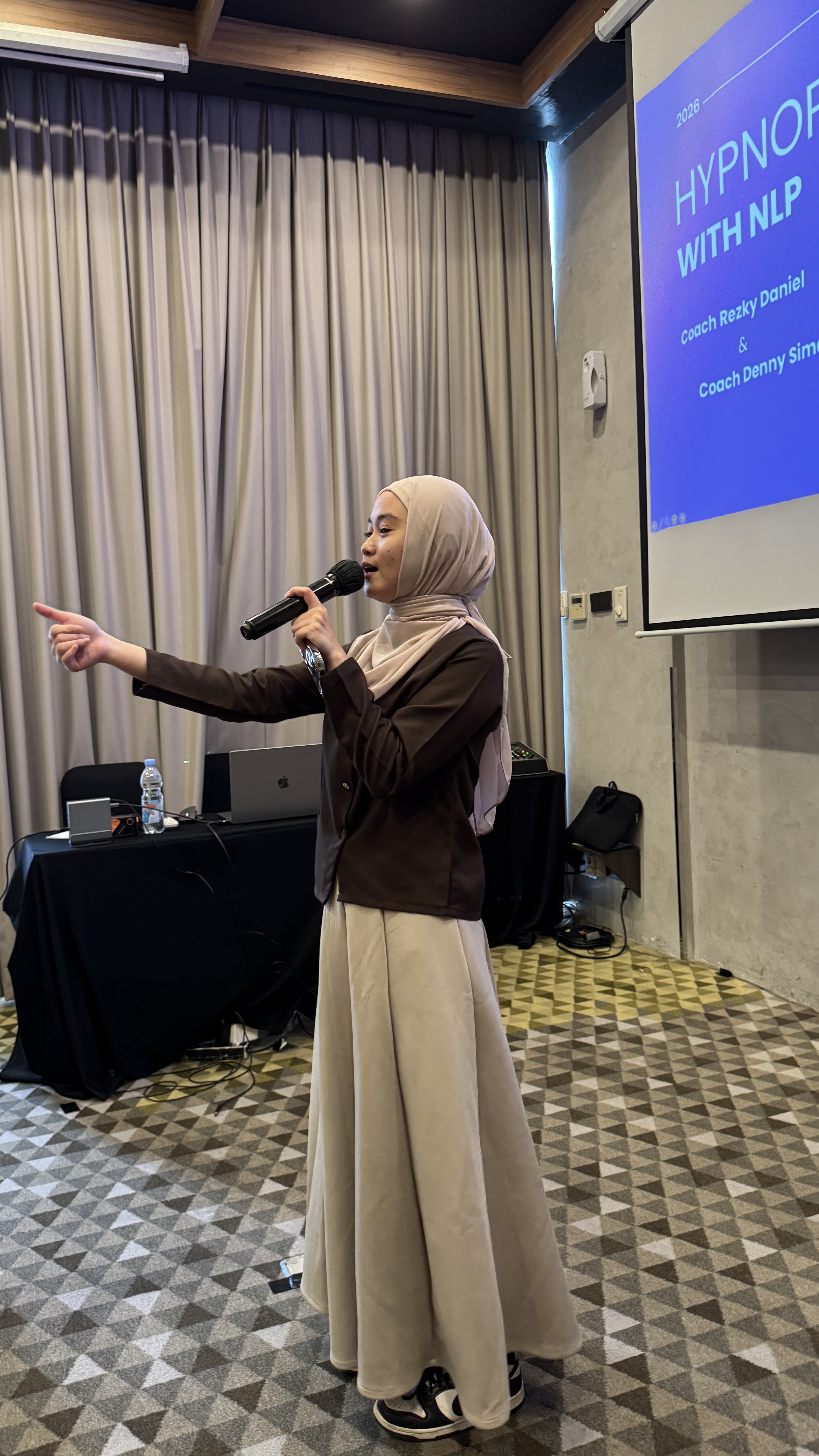 Reina speaking at Hypnoparenting with NLP