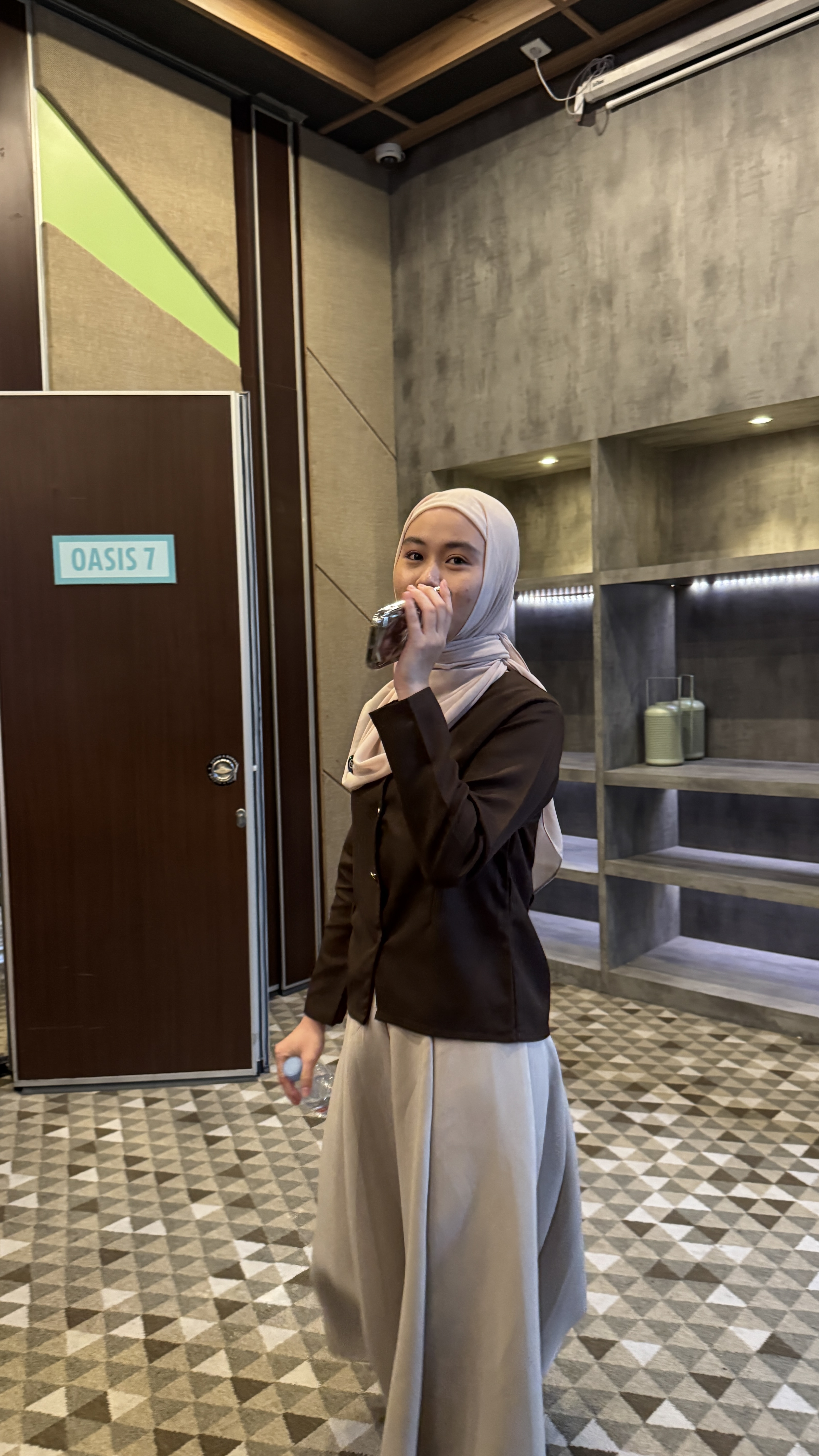 Reina candid at Hypnoparenting with NLP venue