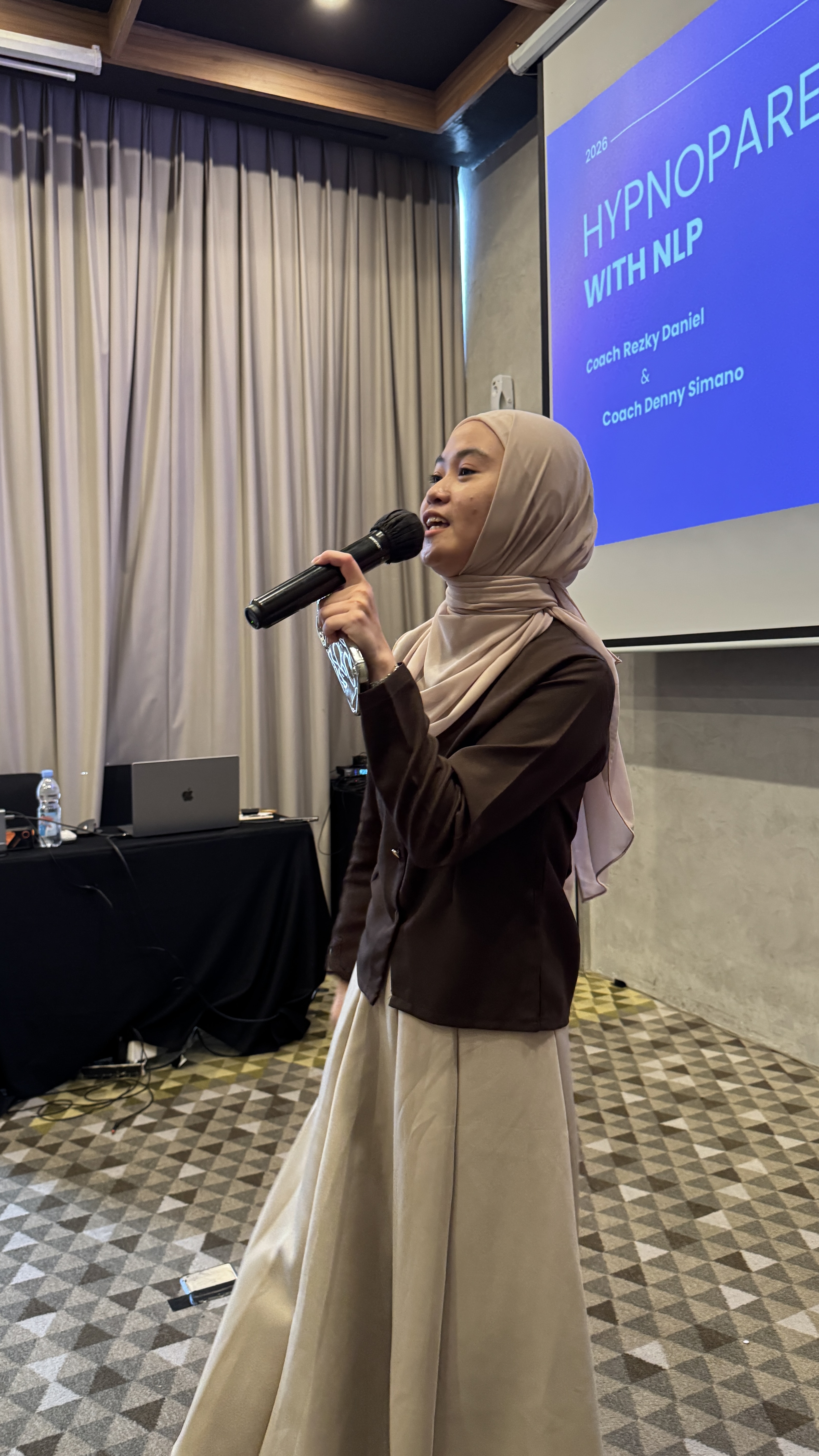 Reina speaking during Hypnoparenting with NLP